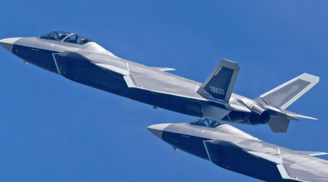 歼20携无人作战群亮剑,美媒赞叹世界首创,印媒:就是针对印度!