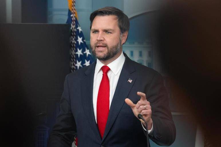 美国军演,炮弹碎片击中副总统万斯的安保车