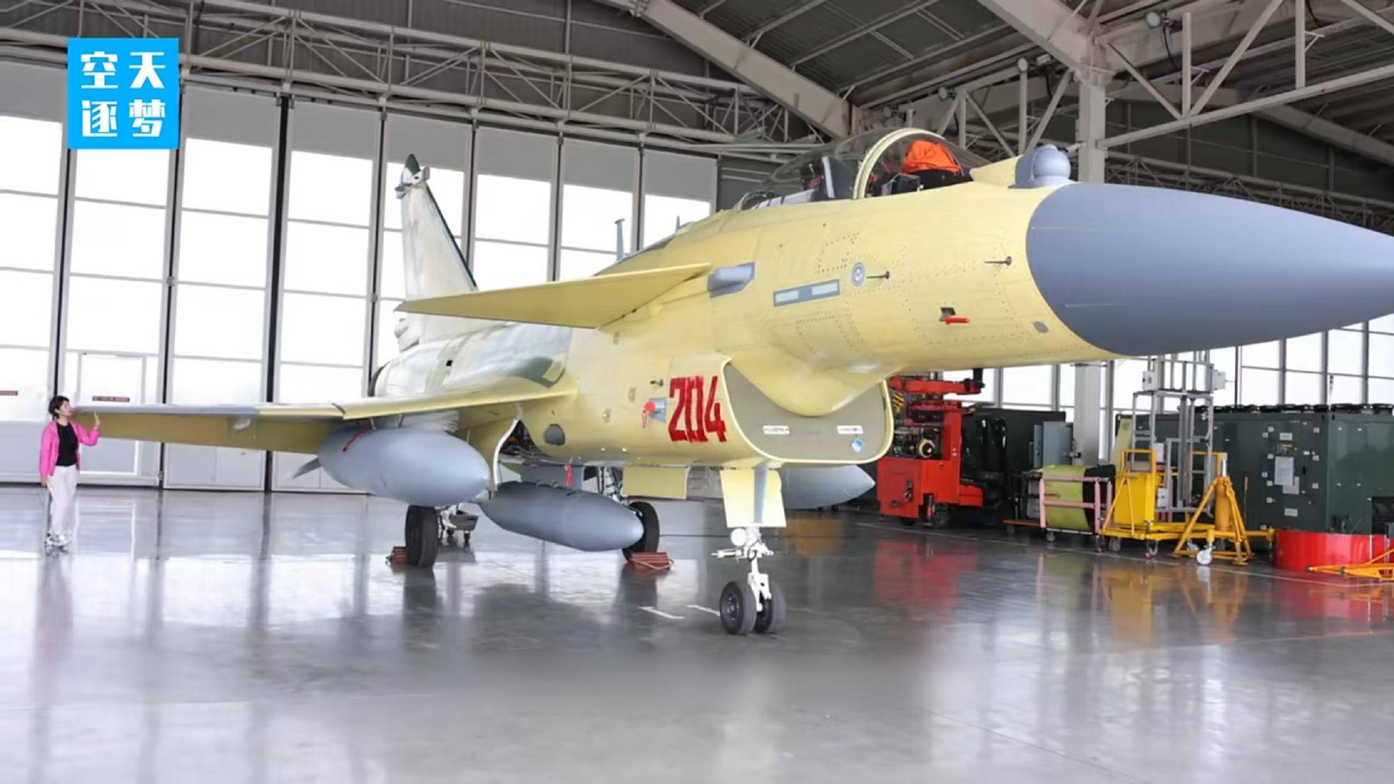 都见不得中国强大!歼10出口引发全球热议,德国专家:我等不及了