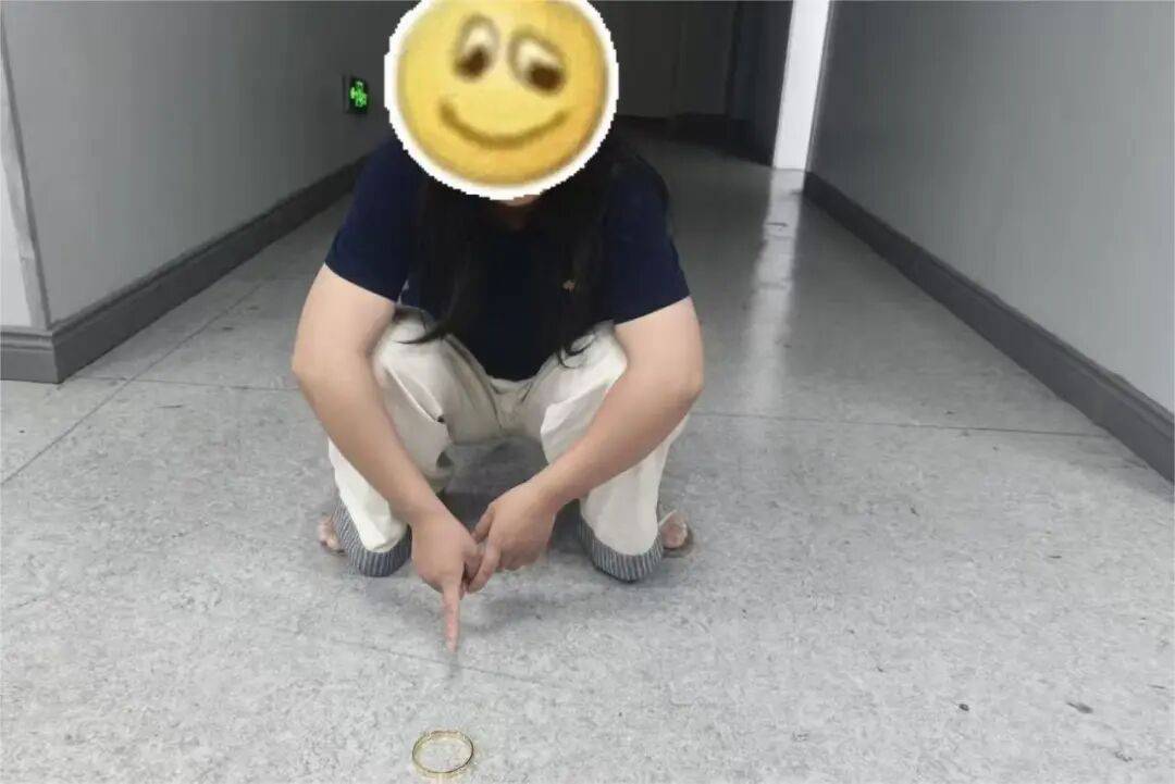 江西一新娘金手镯婚前被堂嫂掉包成铜手镯,堂嫂事后还淡定去吃席,目前已被采取刑事强制措施