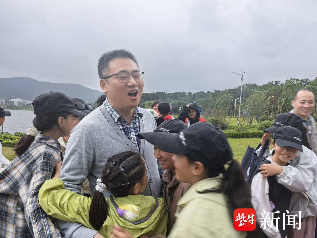 “叔叔是江苏的,将来一定带你们去看看!”镇江警官不忘承诺,四次组织近百名藏区学子来苏研学