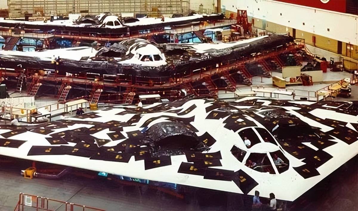 被中国新试飞的无人机吓到了?特朗普:美国要再造20架B-2轰炸机