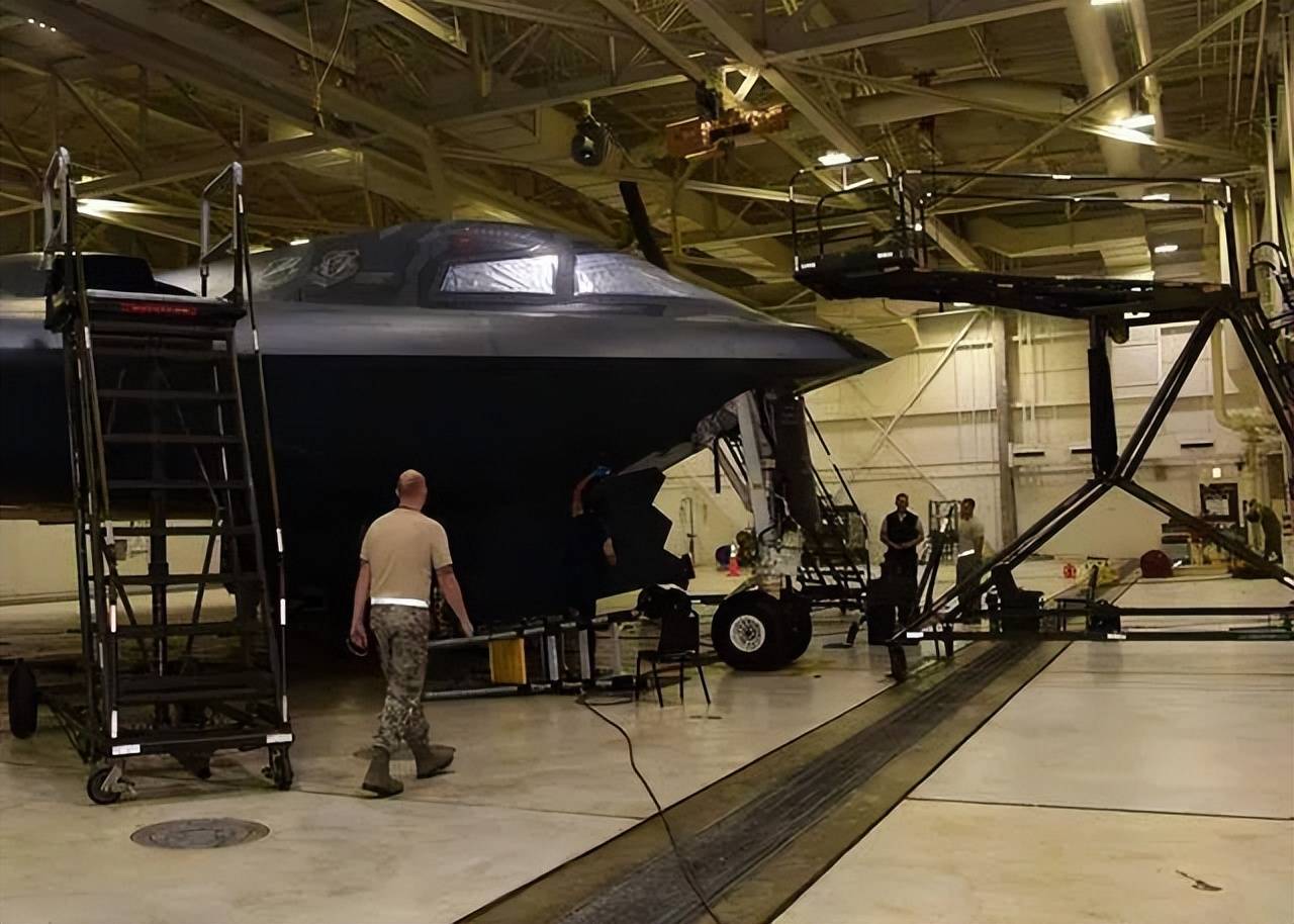 被中国新试飞的无人机吓到了?特朗普:美国要再造20架B-2轰炸机