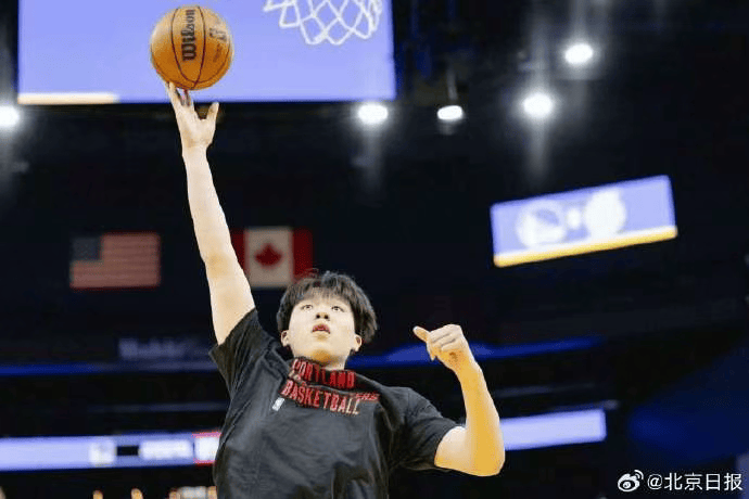 杨瀚森迎NBA常规赛首秀,两罚全中拿到个人NBA生涯首分;此前出场时播音字幕都是中文