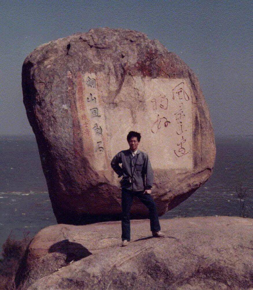 边卖猪肉边自学,三年翻译十多万字,被报道后“逆天改命”成大学教授,他寄语年轻人