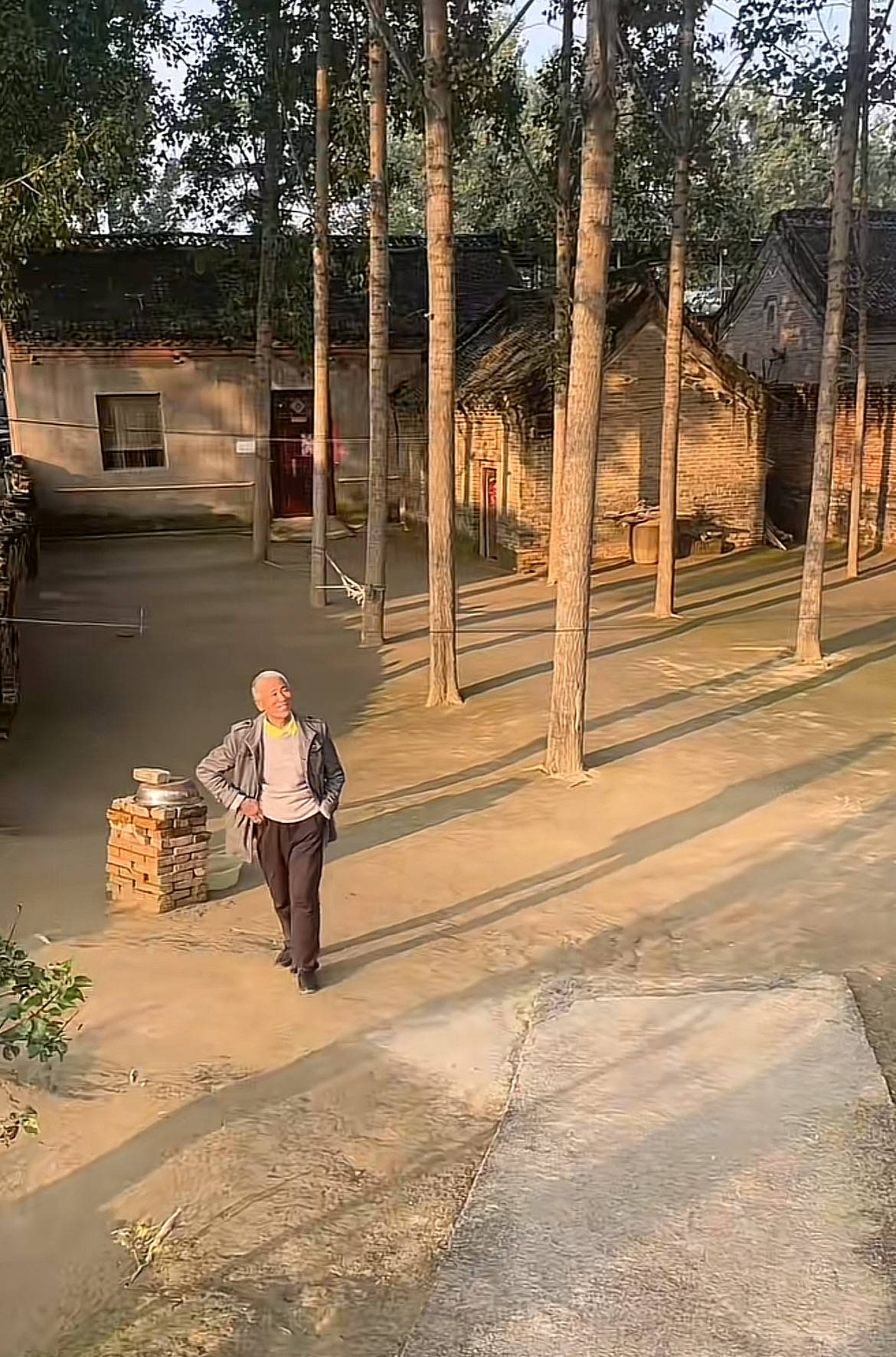 河南一大爷的院子因干净成网红打卡地,网友:像极了小时候家的样子,想拖鞋光脚丫子走
