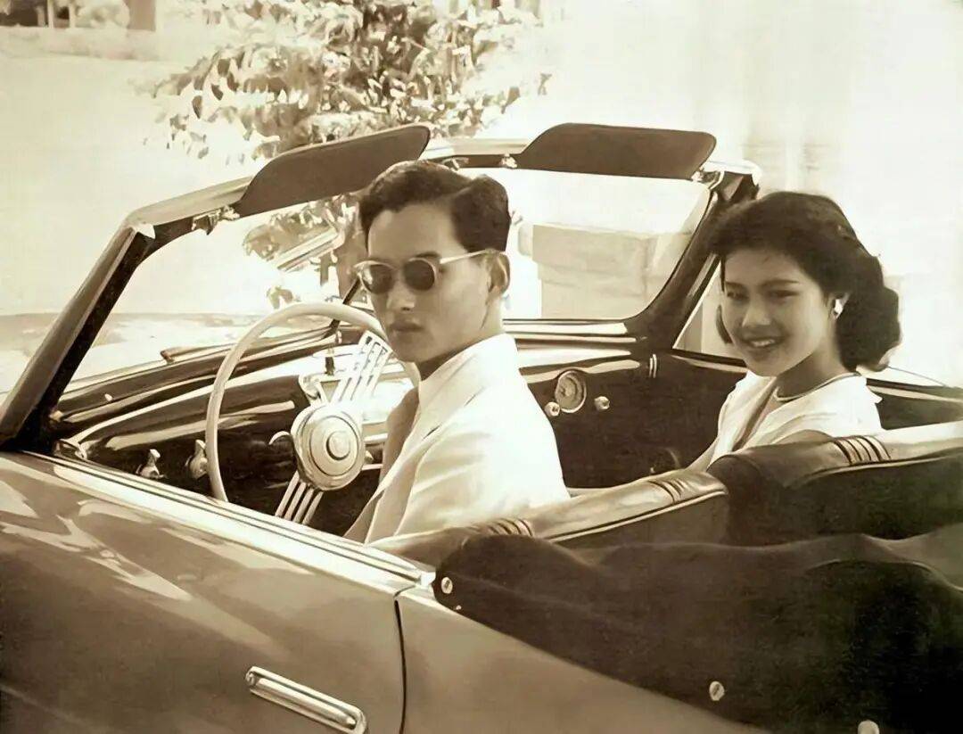 泰国王太后诗丽吉去世,留下19顶奢华王冠和她的传奇一生