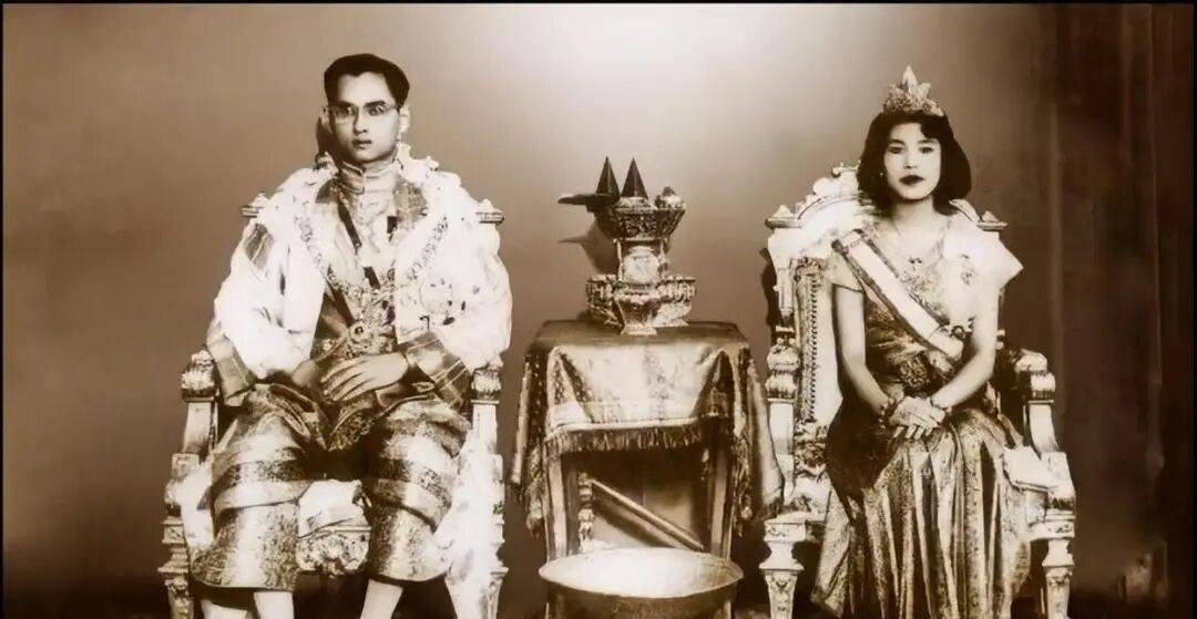 泰国王太后诗丽吉去世,留下19顶奢华王冠和她的传奇一生