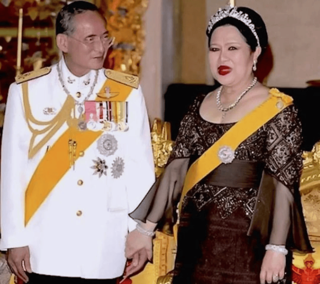 泰国王太后诗丽吉去世,留下19顶奢华王冠和她的传奇一生