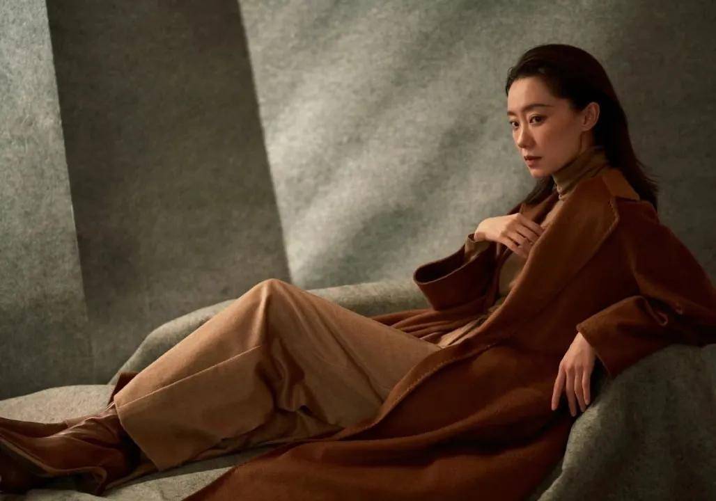 贾玲李现请假视频受热议，宁艺卓封面风格突破，顶尖设计师履新引关注