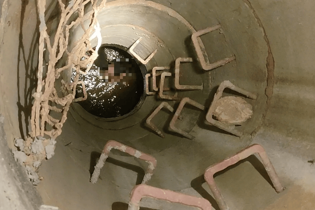 今年已发生多起坠井事件,走路别大意!小心脚下陷“井”