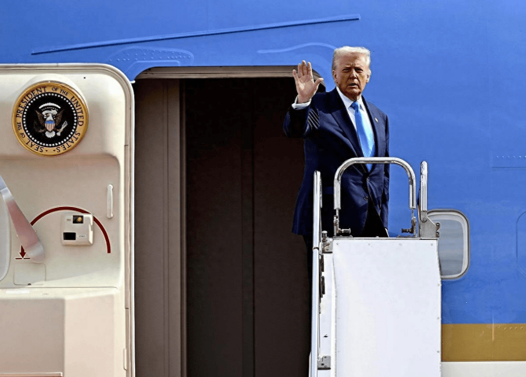 火速赶回国的特朗普,在专机空军一号上,亲口说出此行最大遗憾