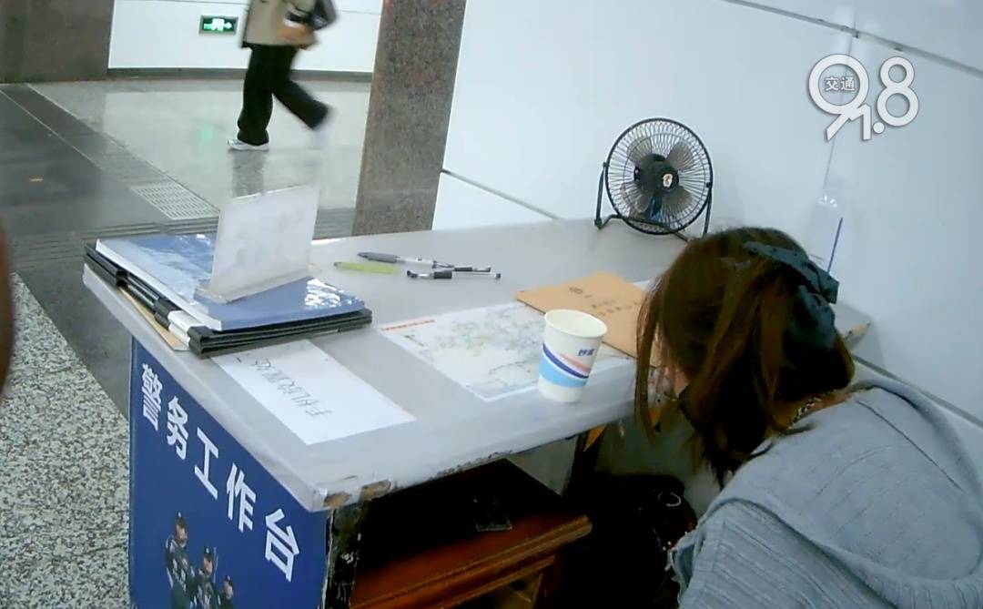 杭州地铁内,女乘客突然崩溃大哭!紧接着……这一幕被拍下