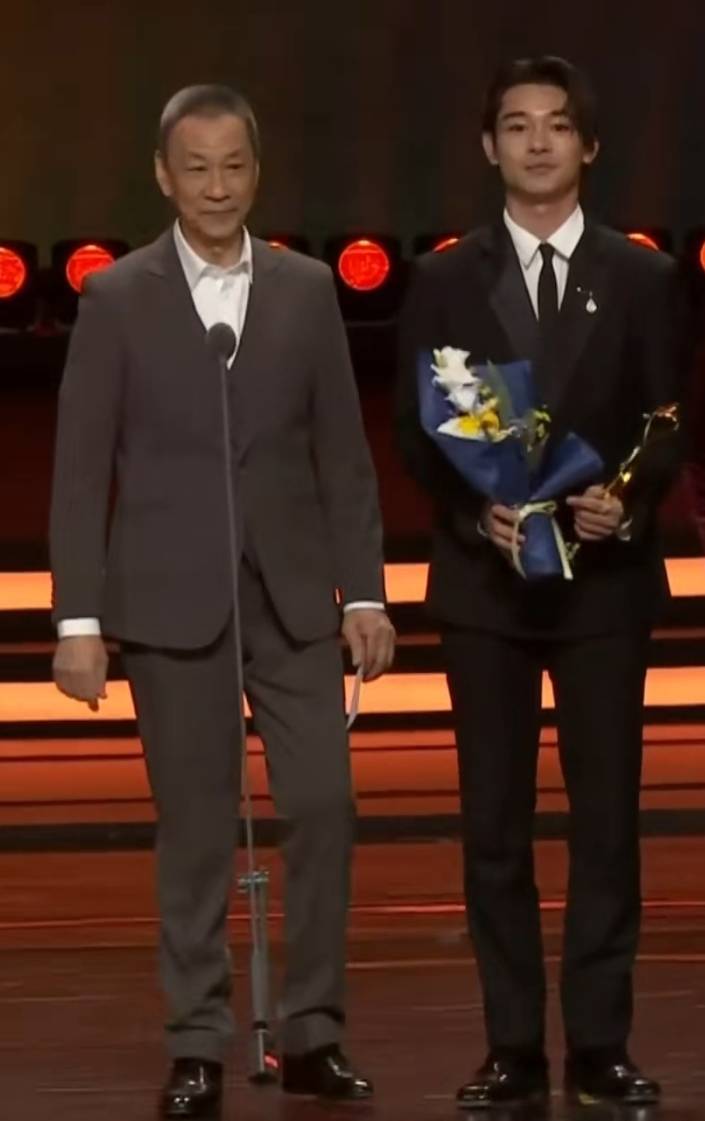 79岁王学圻亮相颁奖典礼,网友:这状态像49岁的