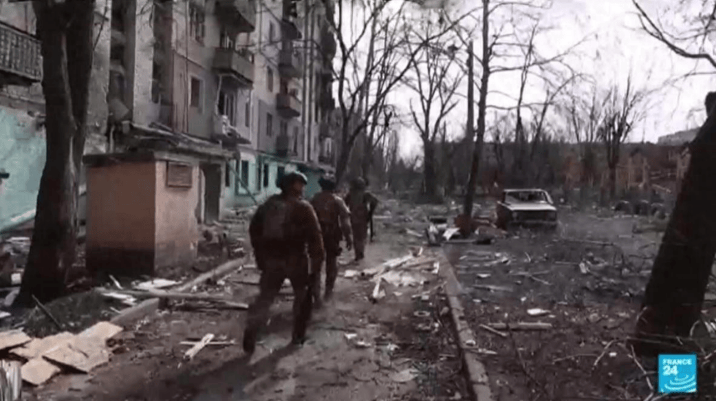 俄军打穿红军城，普京邀请全球记者入城参观，泽连斯基气得跳脚，宣称这是违法行为