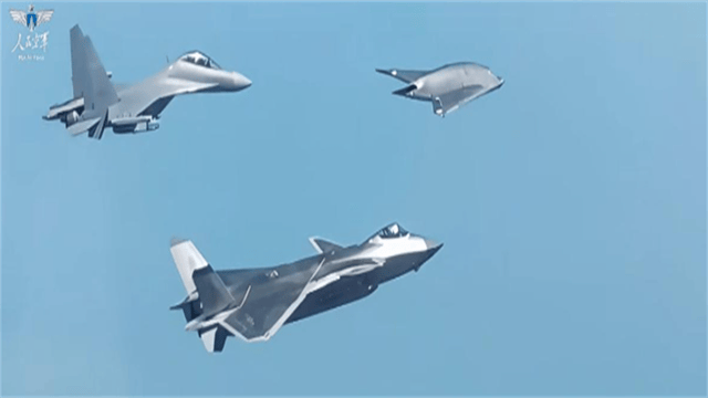 机库一开，解放军新家伙亮相！与歼20一飞冲天，重点是美国没有