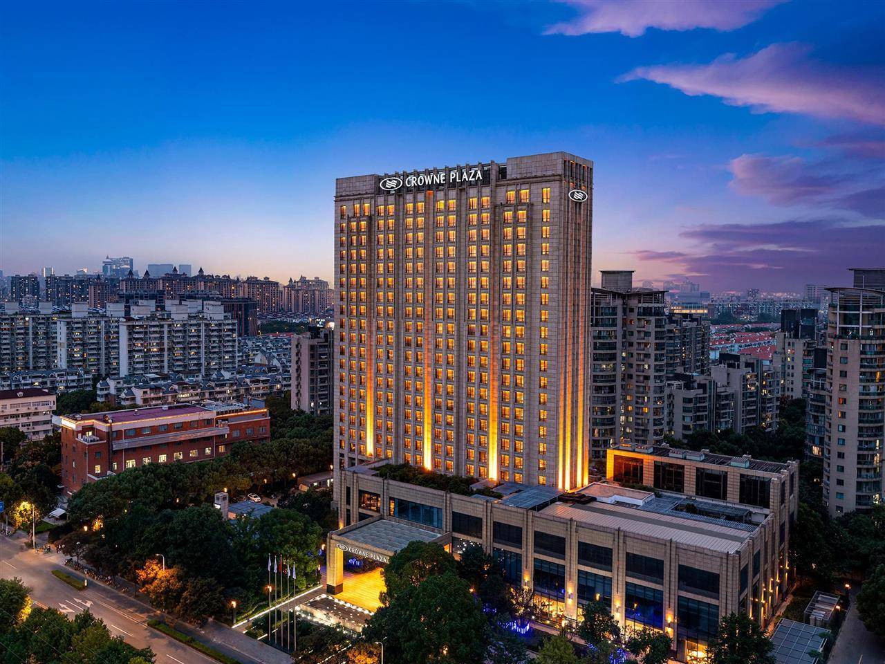 网友称入住上海一豪华酒店时，5个房间保险柜内的现金被盗，酒店：警方正调查