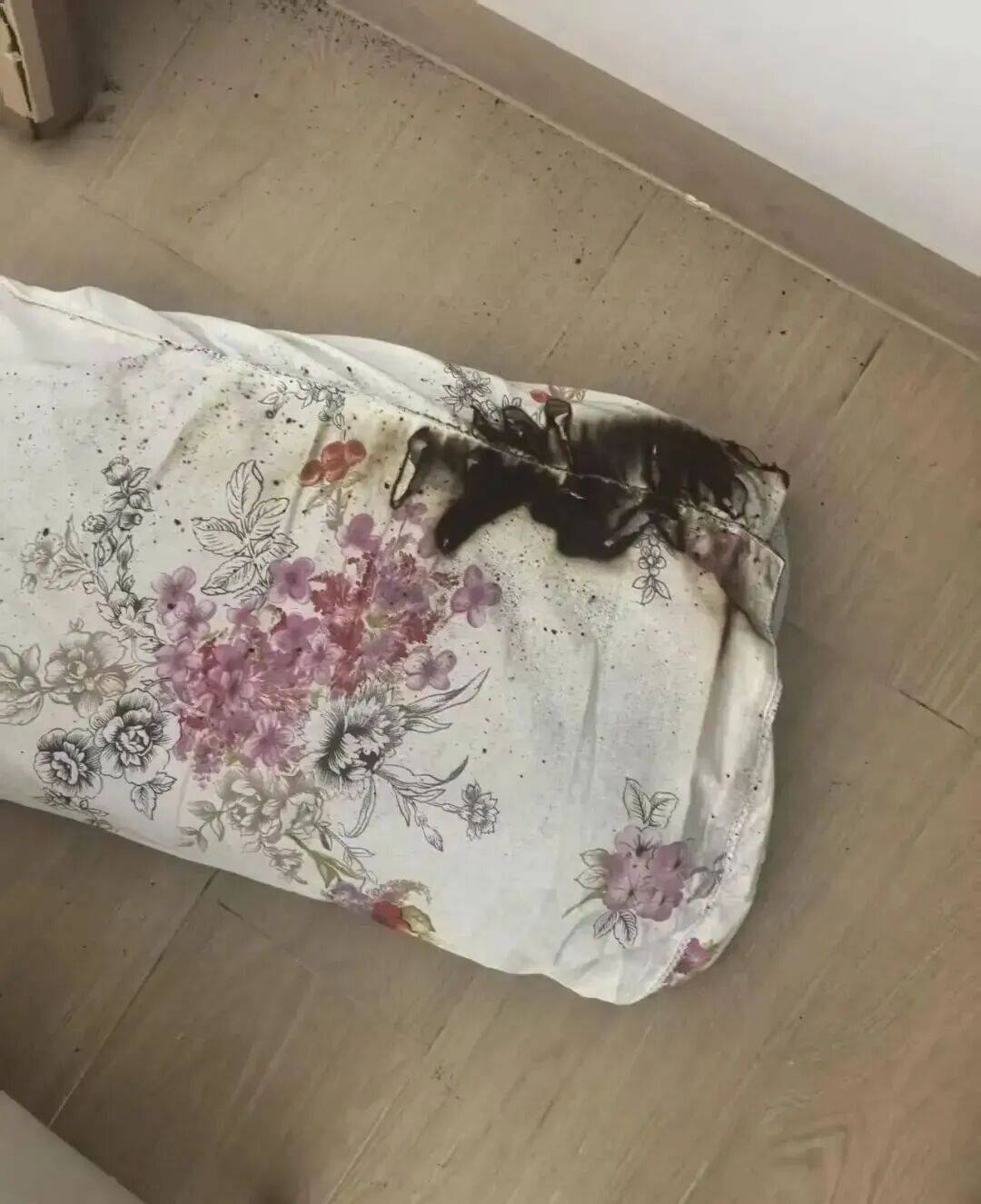 广东一男子睡觉时，突然被爆炸声惊醒！不少物品被烧毁，紧急提醒：很多深圳人天天用！