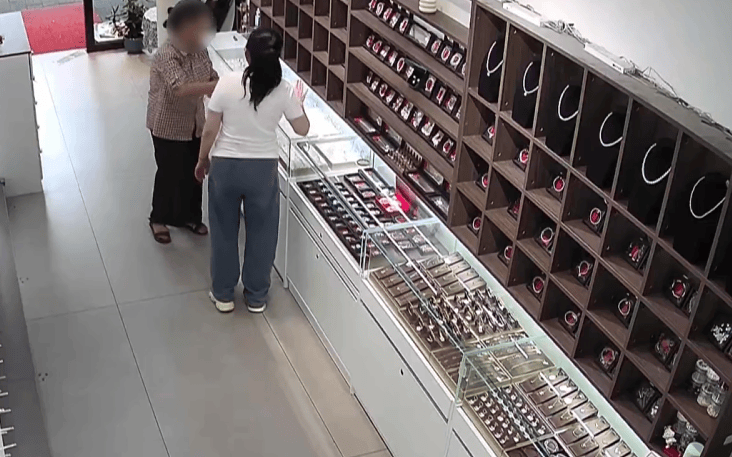 贵阳阿姨花860元买银镯子，靠摔地声音认定掺假要求退款，商家：符合国家标准，假一赔十！
