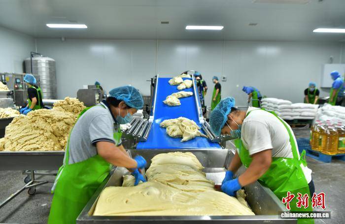 中秋将至 河北石家庄“月饼村”生产销售忙