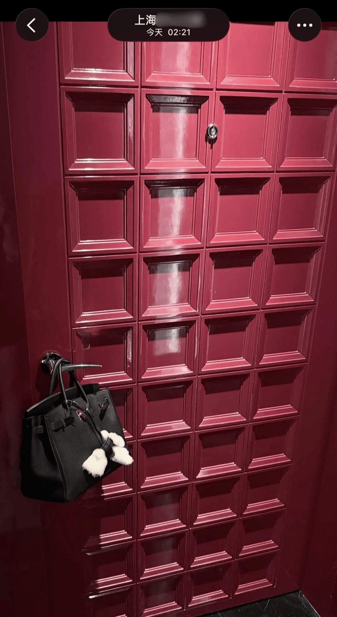女子称入住上海某4000多元一晚的酒店，工作人员将其爱马仕包挂门外，当事人：证件、银行卡都在包里，被人拿走就麻烦了；酒店：正处理此事